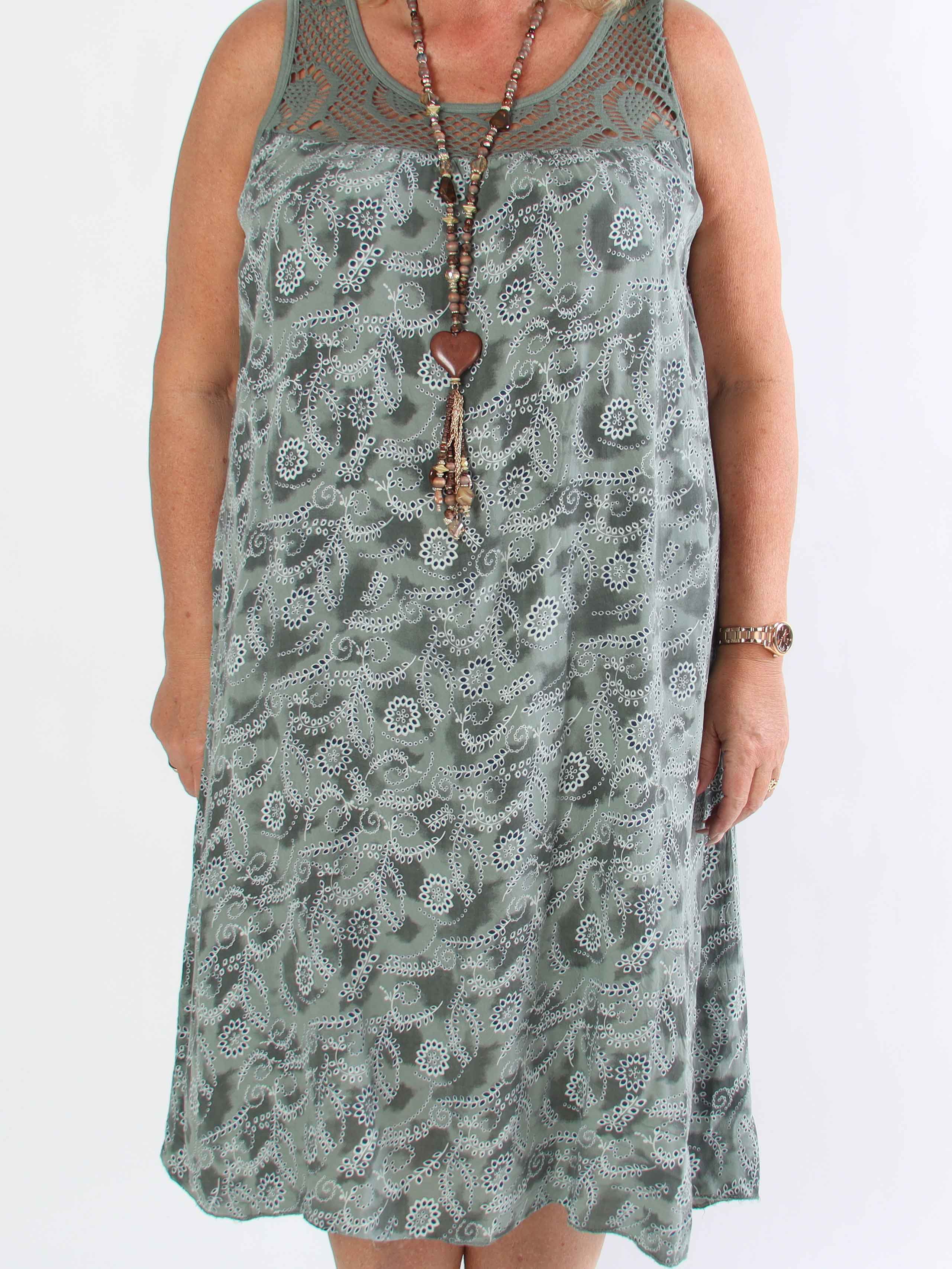 Florence - Plus size Klänning i viskos med mjuka hålmönstrade remmar